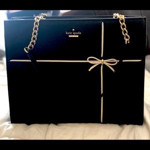 Kate Spade New York Zipper Bag with White Bow Accent 10”x7 1/2”.
